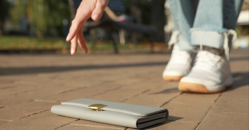 Agree or disagree: If I found a wallet with no ID and $500 inside, I’d keep it.