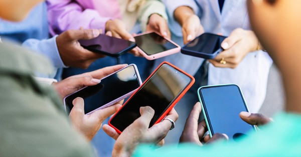 Agree or disagree: The world would be better off with no smartphones. 