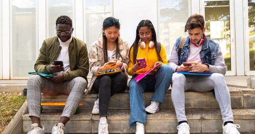 Should schools ban smartphones, even during breaks?